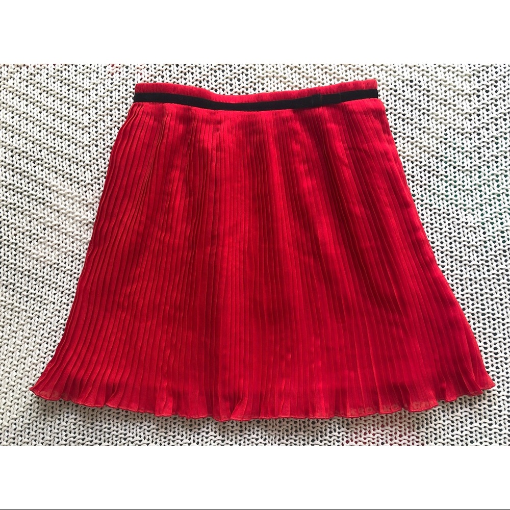 Kate Spade pleated skirt girls sz 10. Used but great condition.